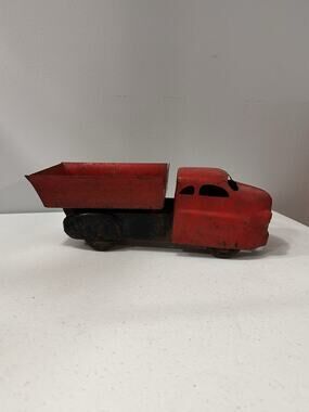 Vintage 1930/40’s Wyandotte Pressed Dump Truck Toy